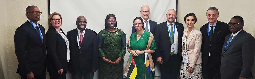 A Ministra Maria Manuela Lucas e a sua homóloga do Reino Maria Malmer Stenergard da Suécia no centro da fotografia ladeadas pelas respectivas delegações